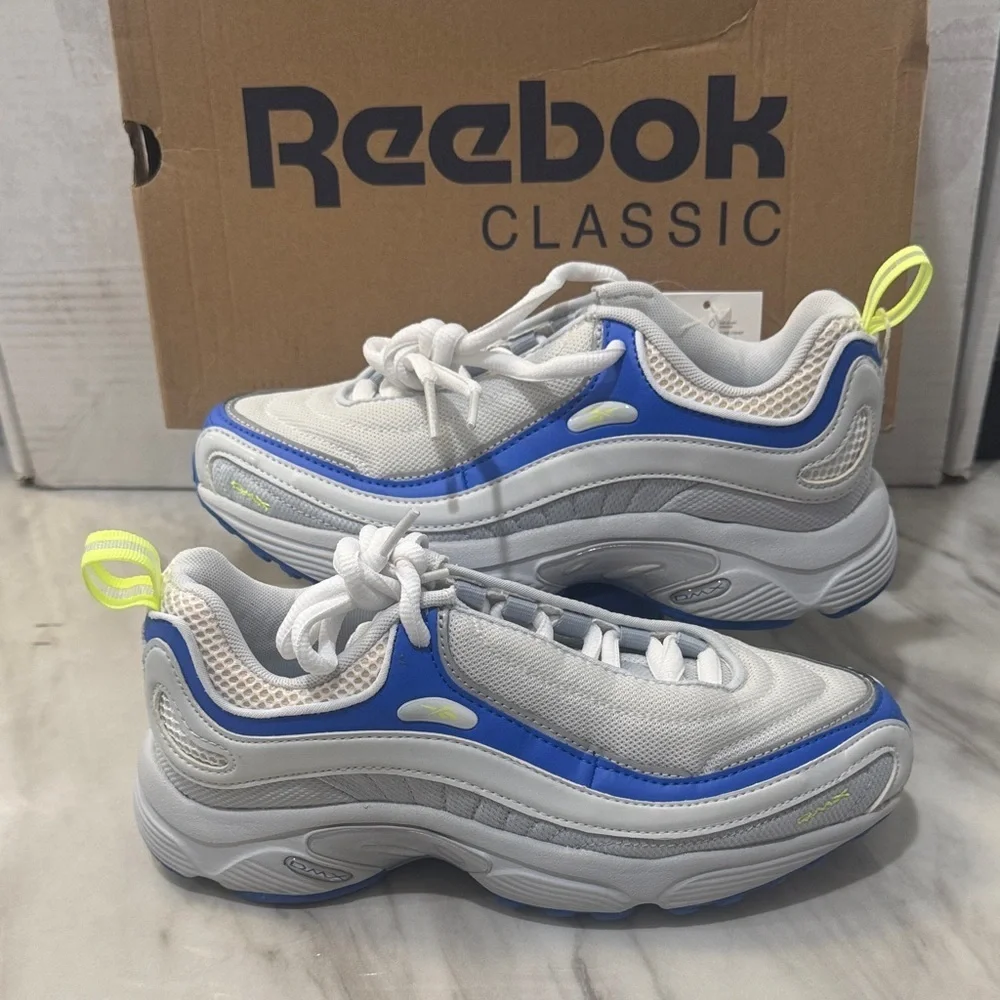 Reebok Blue and White Women's Sneakers it’s for men or women size 4.5